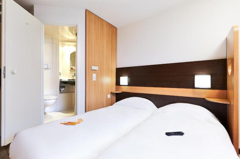 Twin Room image 2