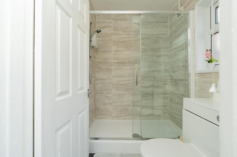 Open Mind Property - Stylish 4BR House with 7 Beds - image 15