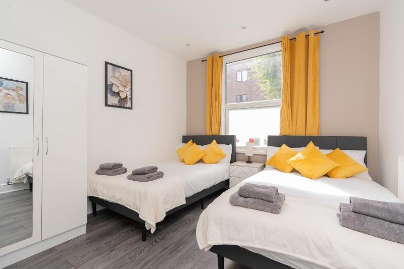 Open Mind Property - Stylish 4BR House with 7 Beds - image 12