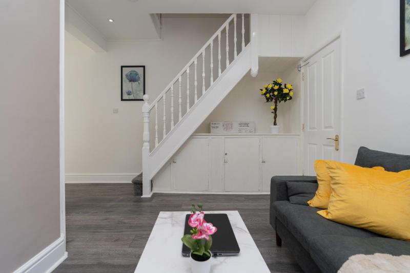 Open Mind Property - Stylish 4BR House with 7 Beds - image 7