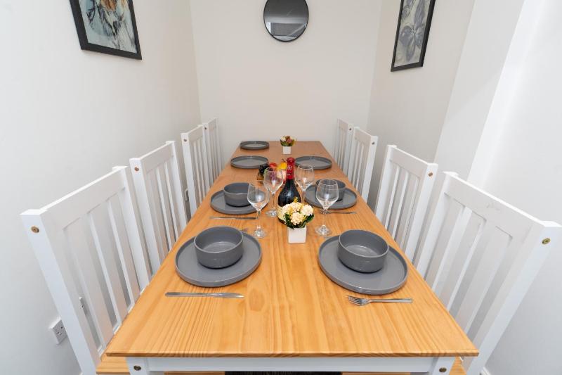 Open Mind Property - Stylish 4BR House with 7 Beds - image 20