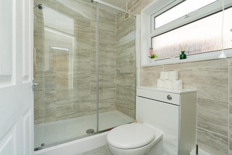 Open Mind Property - Stylish 4BR House with 7 Beds - image 10