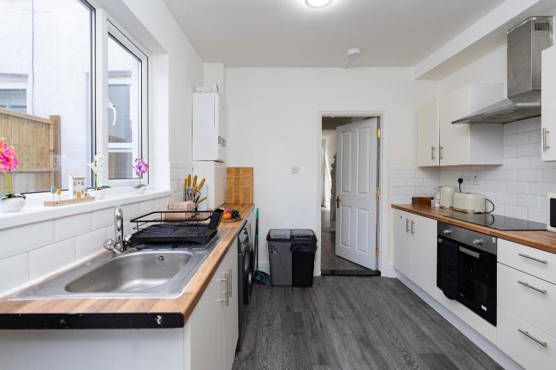 Open Mind Property - Stylish 4BR House with 7 Beds - image 27