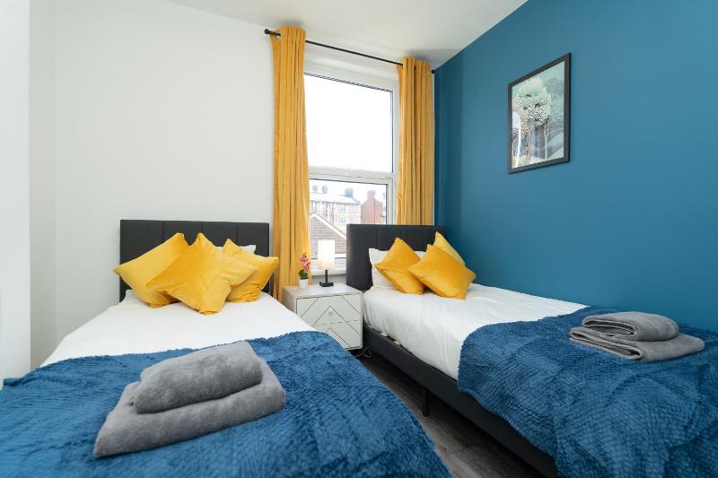 Open Mind Property - Stylish 4BR House with 7 Beds - image 11