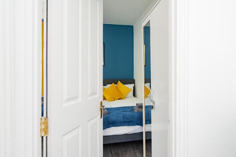 Open Mind Property - Stylish 4BR House with 7 Beds - image 14
