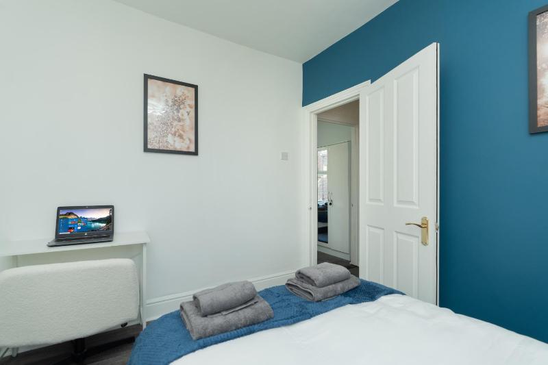 Open Mind Property - Stylish 4BR House with 7 Beds - image 16