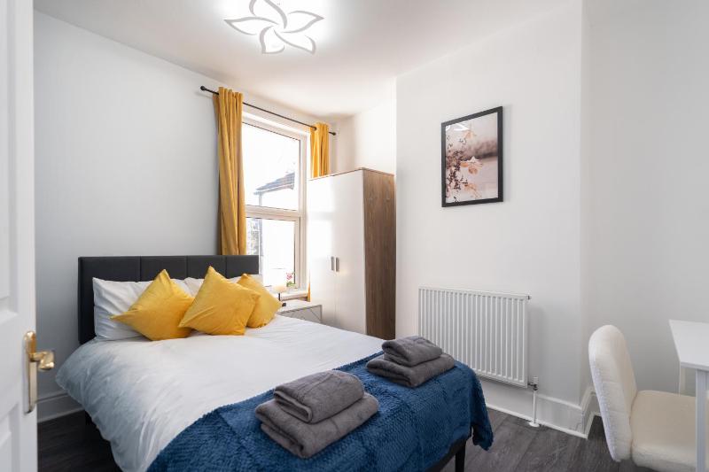 Open Mind Property - Stylish 4BR House with 7 Beds - image 18
