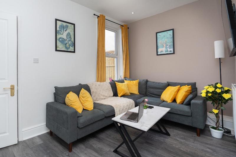 Open Mind Property - Stylish 4BR House with 7 Beds - image 21