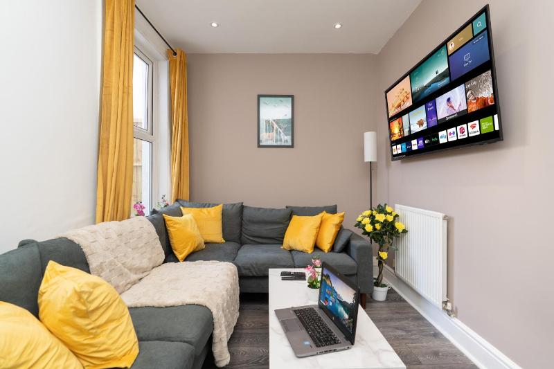 Open Mind Property - Stylish 4BR House with 7 Beds - image 26