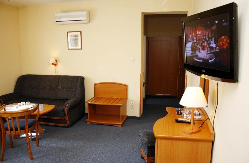 Double or Twin Room image 3