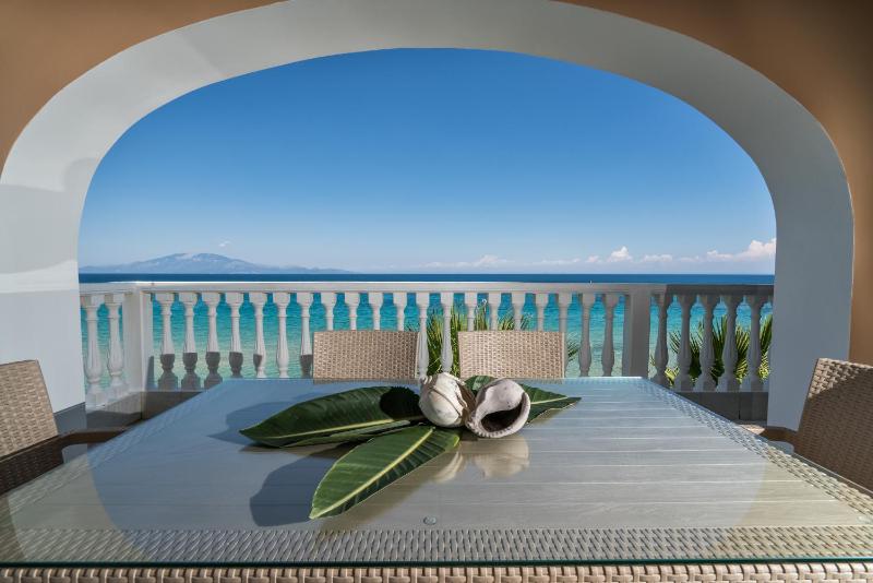 One-Bedroom Apartment with Sea View image 4