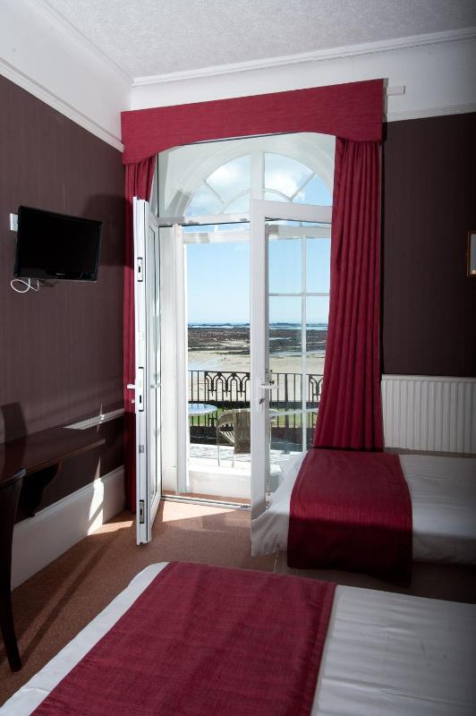 Superior Double or Twin Room with Sea View image 1