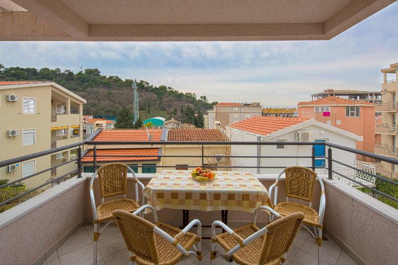 One-Bedroom Apartment with Balcony and Sea View image 3