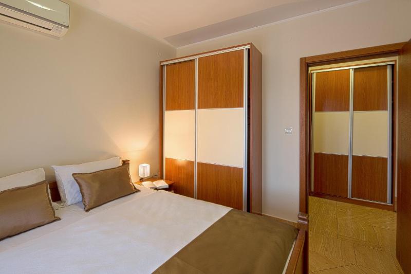 One-Bedroom Apartment with Balcony and Sea View image 4