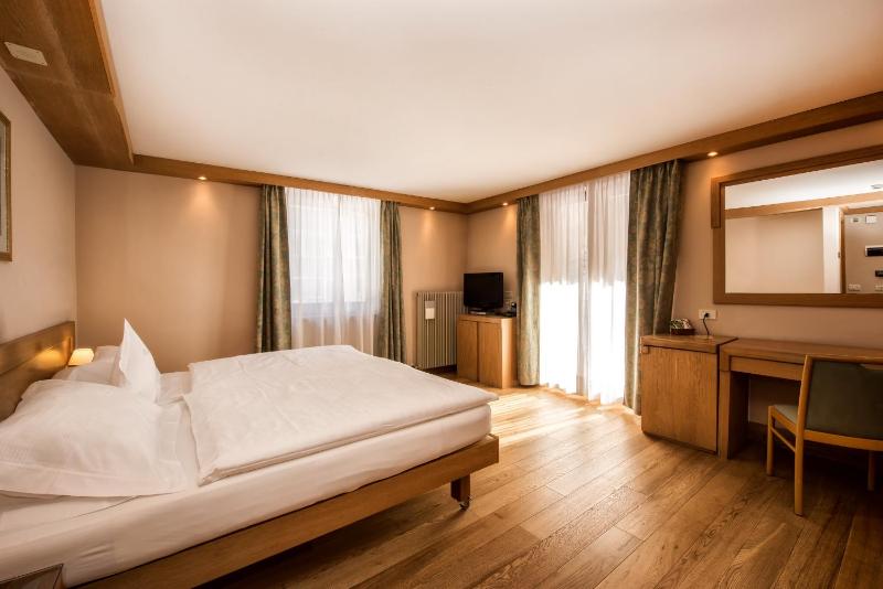 Deluxe Double or Twin Room image 3