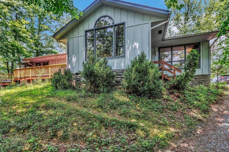 Cozy Serenity - Outdoor Hot Tub Firepit Games + Close to Downtown Gatlinburg - image 45