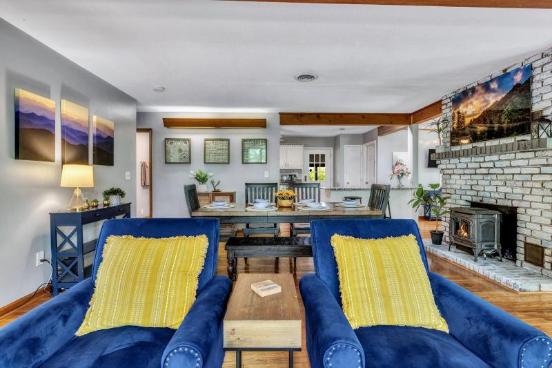 Cozy Serenity - Outdoor Hot Tub Firepit Games + Close to Downtown Gatlinburg - image 40