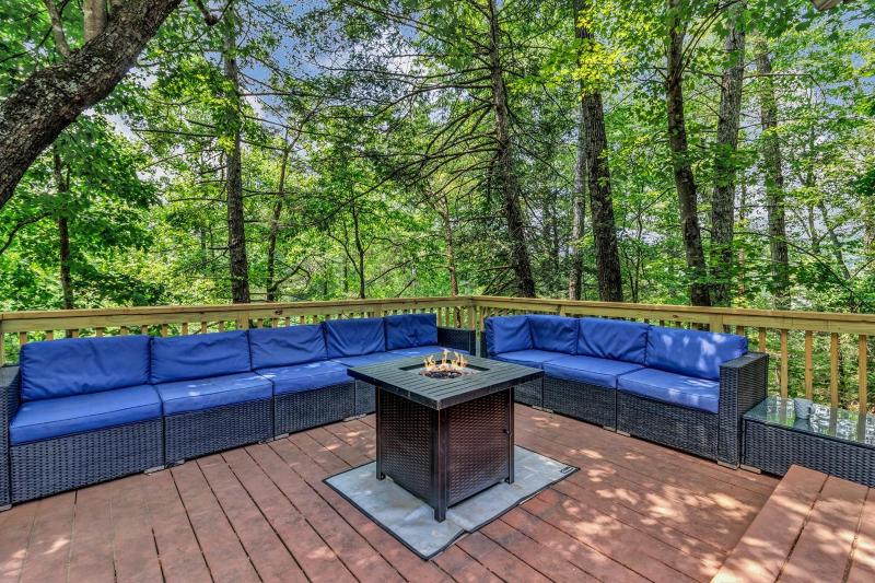 Cozy Serenity - Outdoor Hot Tub Firepit Games + Close to Downtown Gatlinburg - image 3