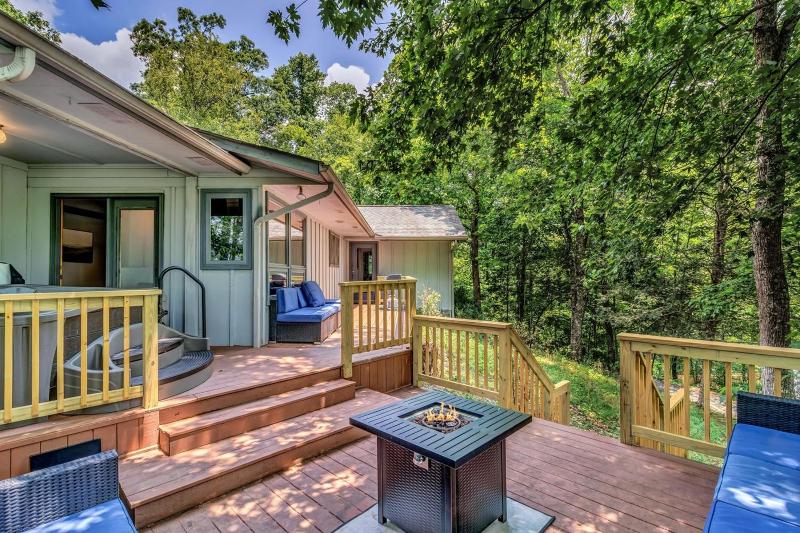 Cozy Serenity - Outdoor Hot Tub Firepit Games + Close to Downtown Gatlinburg - image 18