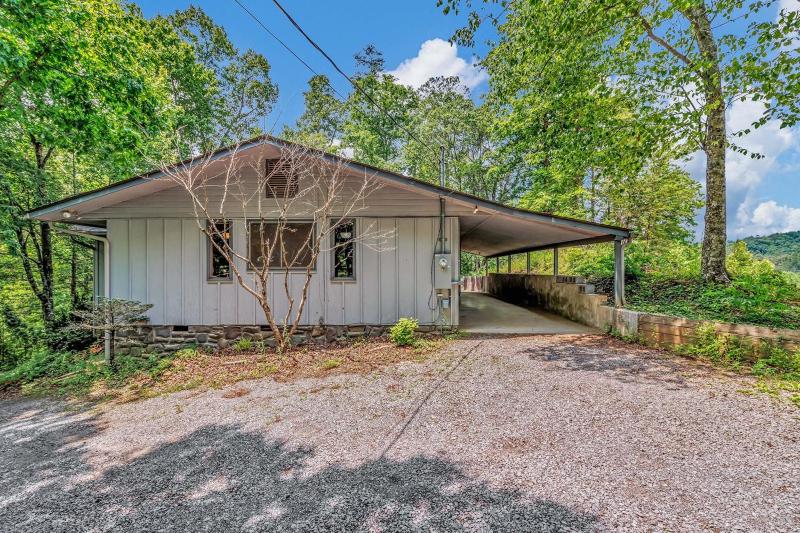 Cozy Serenity - Outdoor Hot Tub Firepit Games + Close to Downtown Gatlinburg - image 8