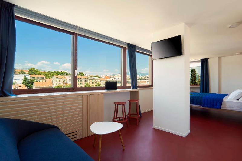 Junior Suite with City View image 3