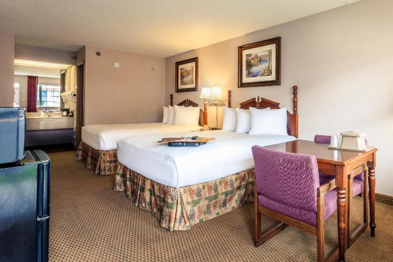 Deluxe Double Queen Bed (Elevator Accessible) image 4