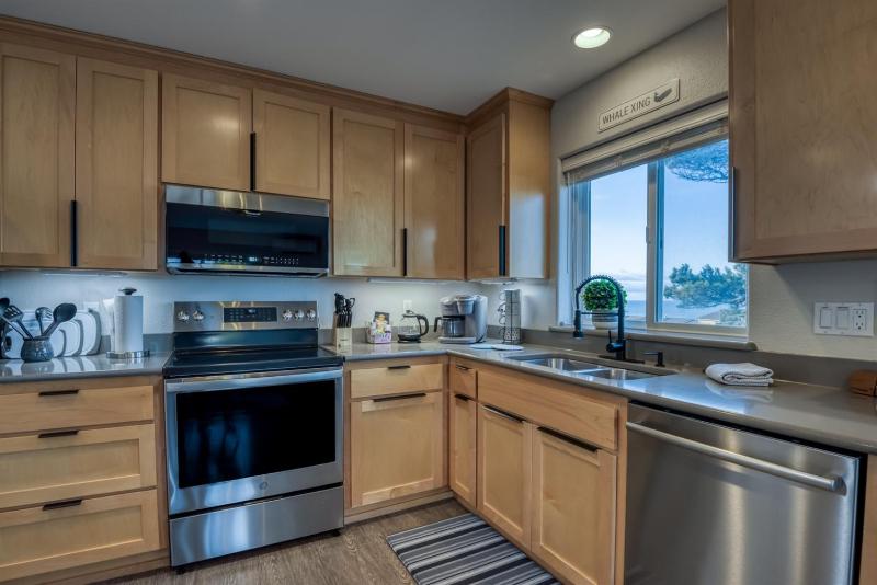 Pacific Peeks 2 - Oceanview Pet Friendly Retreat with EV Charging fee - image 9