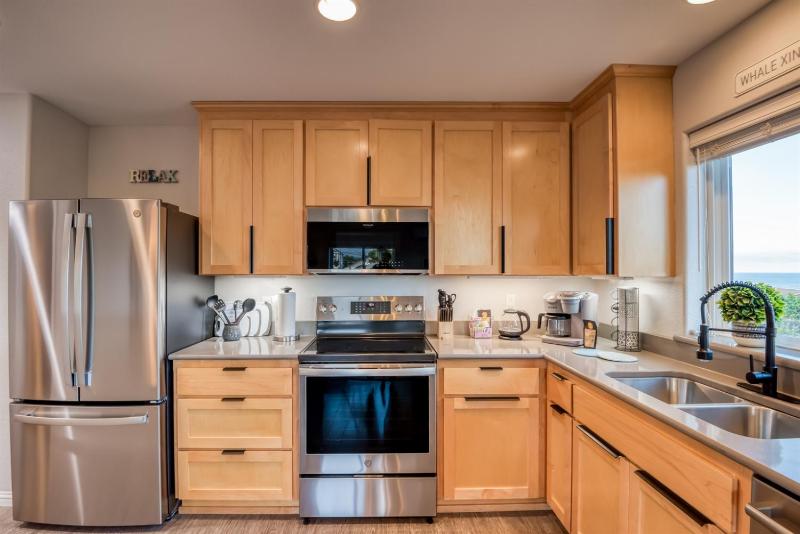 Pacific Peeks 2 - Oceanview Pet Friendly Retreat with EV Charging fee - image 36