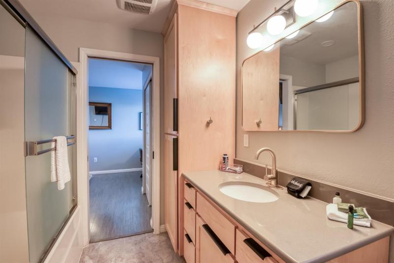Pacific Peeks 2 - Oceanview Pet Friendly Retreat with EV Charging fee - image 40