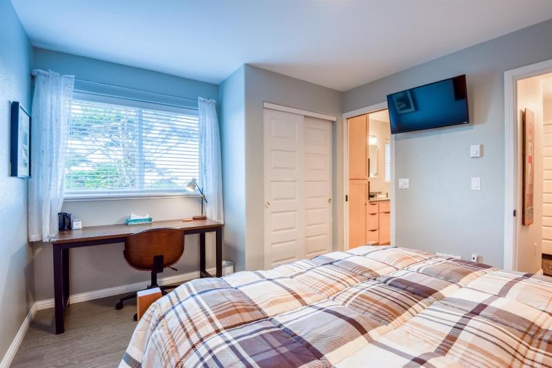 Pacific Peeks 2 - Oceanview Pet Friendly Retreat with EV Charging fee - image 39