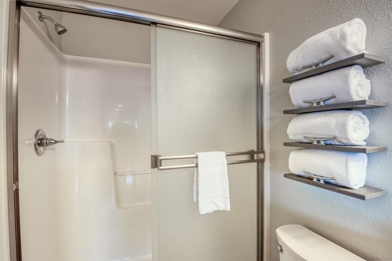 Pacific Peeks 2 - Oceanview Pet Friendly Retreat with EV Charging fee - image 37