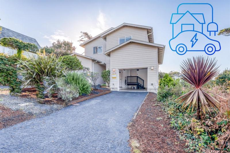 Pacific Peeks 2 - Oceanview Pet Friendly Retreat with EV Charging fee - image 7