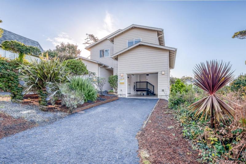 Pacific Peeks 2 - Oceanview Pet Friendly Retreat with EV Charging fee - image 45