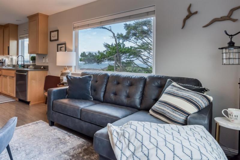 Pacific Peeks 2 - Oceanview Pet Friendly Retreat with EV Charging fee - image 13