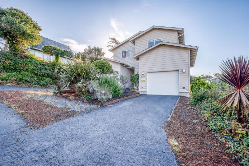 Pacific Peeks 2 - Oceanview Pet Friendly Retreat with EV Charging fee - image 17