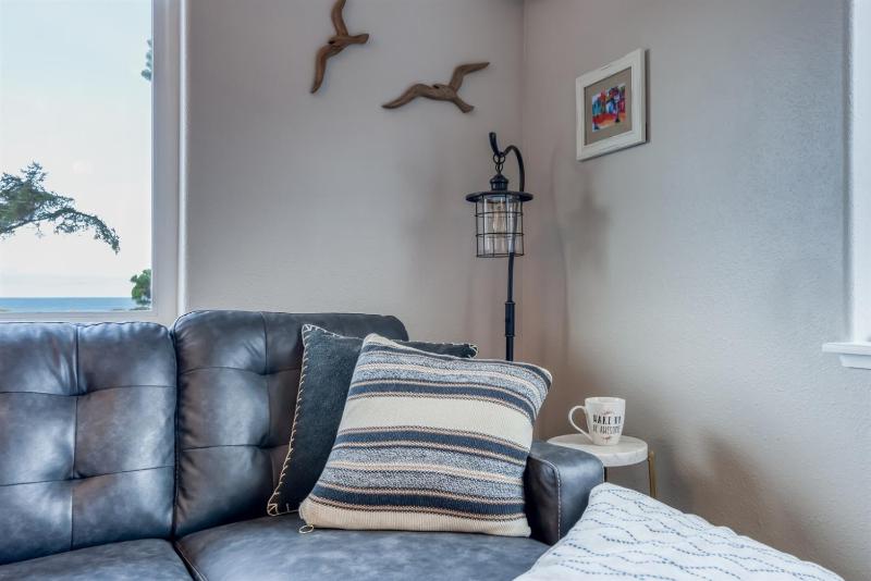 Pacific Peeks 2 - Oceanview Pet Friendly Retreat with EV Charging fee - image 31