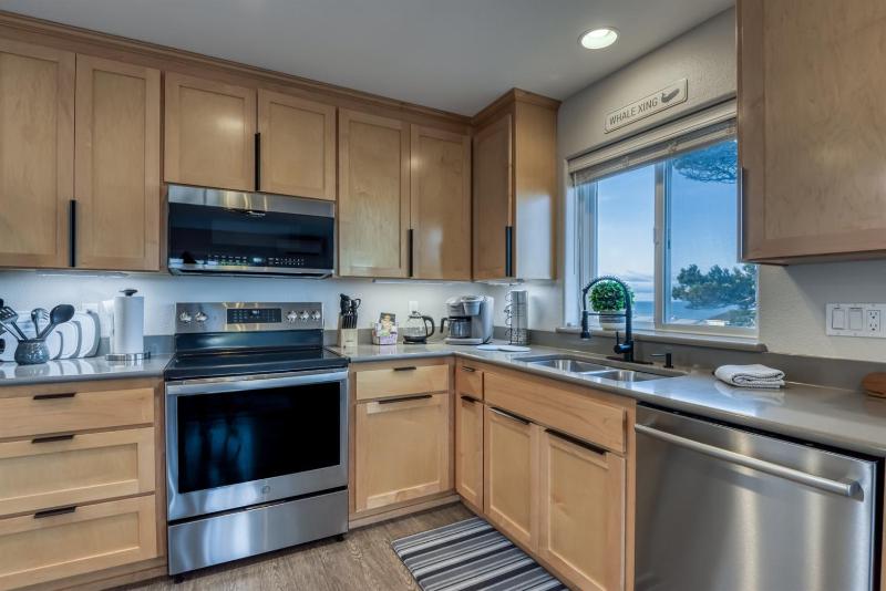 Pacific Peeks 2 - Oceanview Pet Friendly Retreat with EV Charging fee - image 23