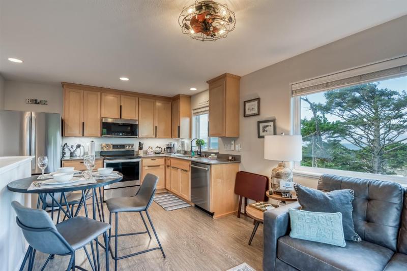 Pacific Peeks 2 - Oceanview Pet Friendly Retreat with EV Charging fee - image 8