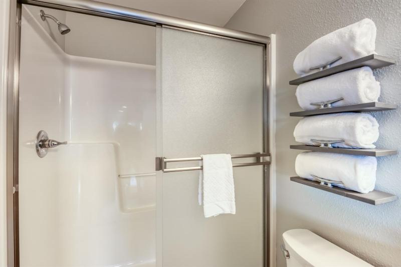 Pacific Peeks 2 - Oceanview Pet Friendly Retreat with EV Charging fee - image 34