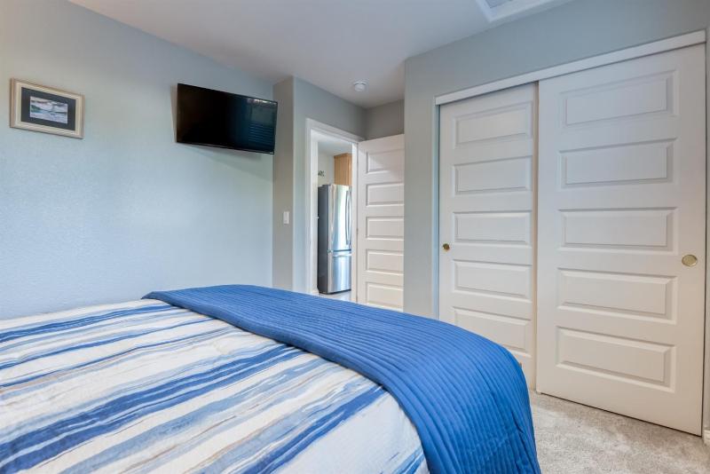 Pacific Peeks 2 - Oceanview Pet Friendly Retreat with EV Charging fee - image 10