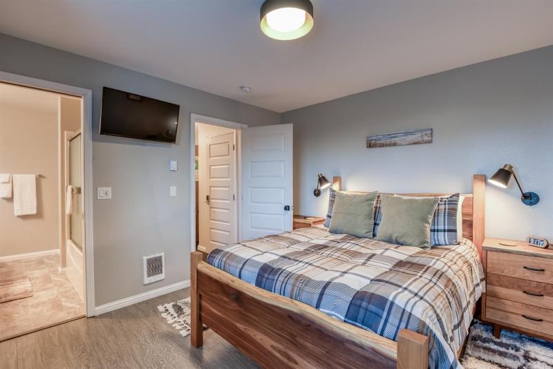 Pacific Peeks 2 - Oceanview Pet Friendly Retreat with EV Charging fee - image 43