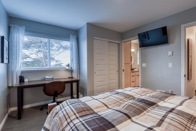 Pacific Peeks 2 - Oceanview Pet Friendly Retreat with EV Charging fee - image 4
