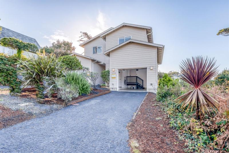 Pacific Peeks 2 - Oceanview Pet Friendly Retreat with EV Charging fee - image 32