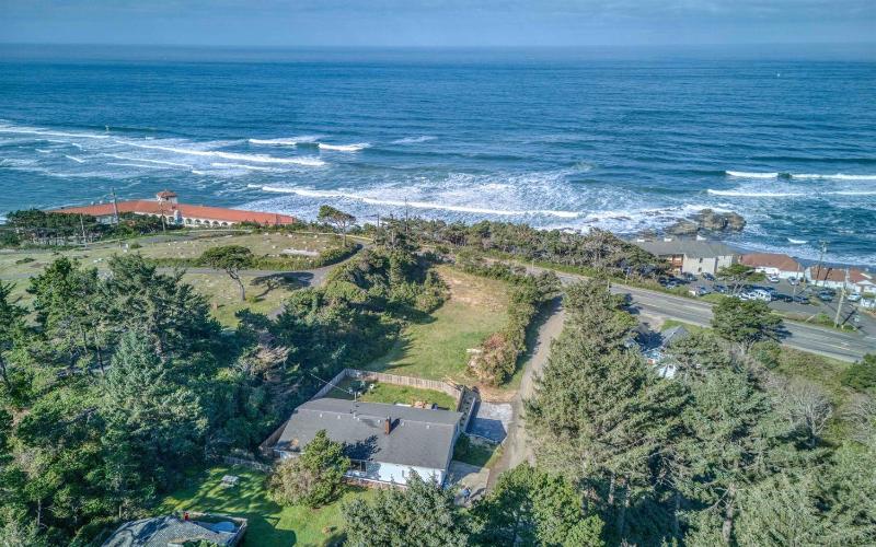 The Pacific Lookout Sleeps 6 Hot Tub Pet Friendly Ocean View EV Charger - image 23