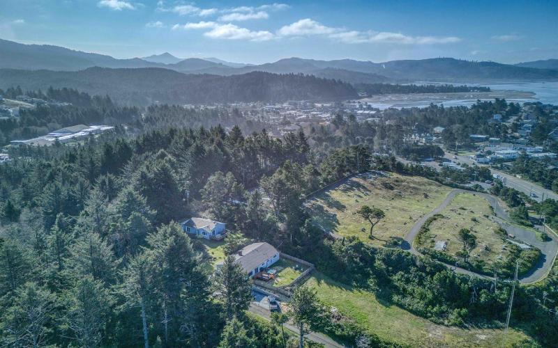 The Pacific Lookout Sleeps 6 Hot Tub Pet Friendly Ocean View EV Charger - image 44