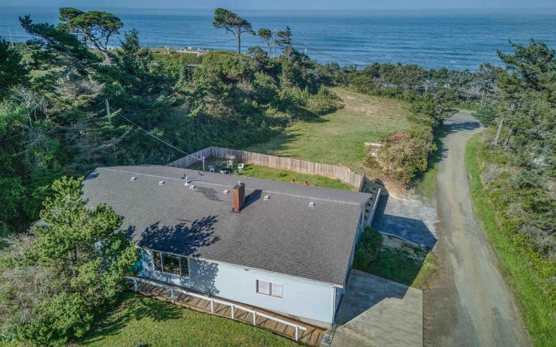 The Pacific Lookout Sleeps 6 Hot Tub Pet Friendly Ocean View EV Charger - image 6