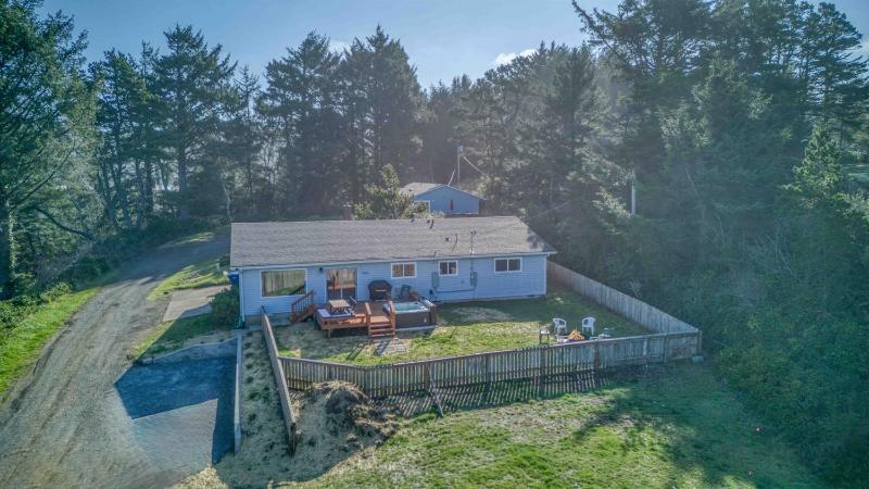 The Pacific Lookout Sleeps 6 Hot Tub Pet Friendly Ocean View EV Charger - image 31