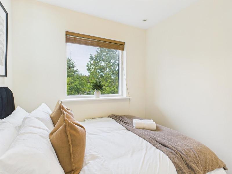 Corrine Court by Signature Stays - Stylish Apartment - Spacious - Parking - image 12