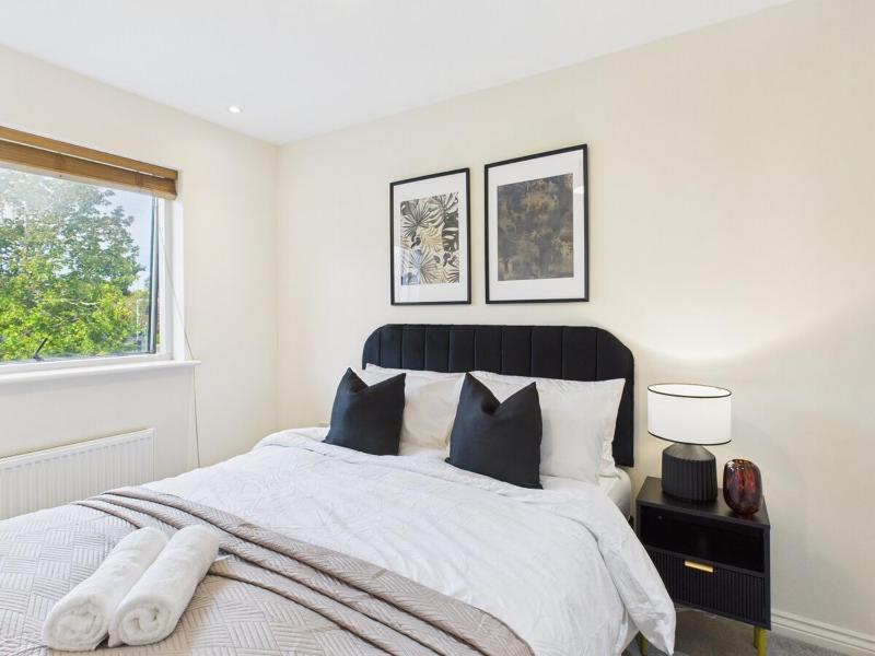 Corrine Court by Signature Stays - Stylish Apartment - Spacious - Parking - image 6