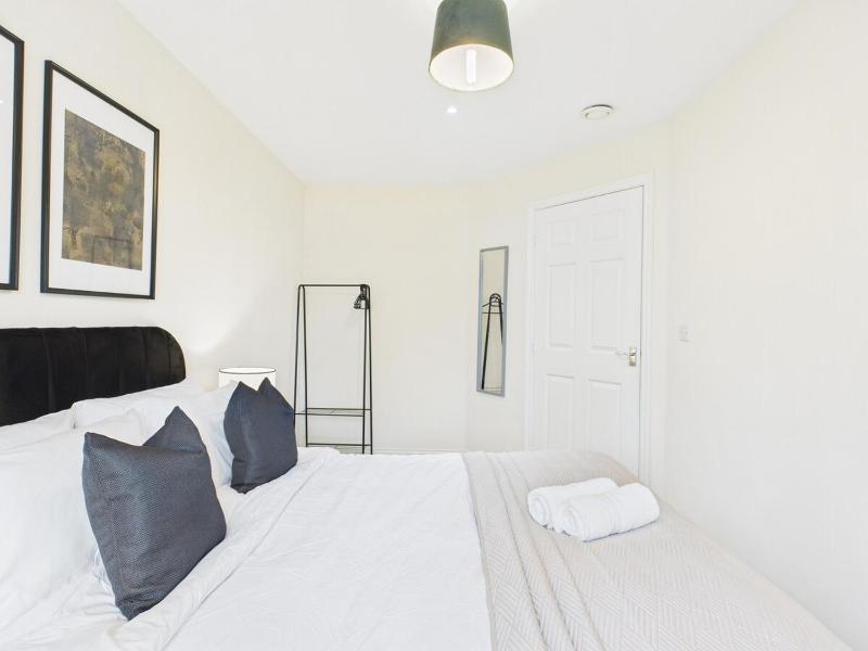 Corrine Court by Signature Stays - Stylish Apartment - Spacious - Parking - image 3